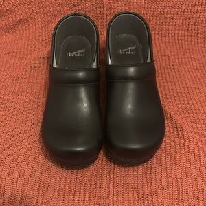 Dansko Size 9, 40 Clogs